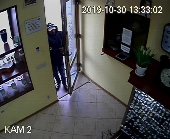 Napad na sklep jubilerski w Szubinie! Policja ściga tych mężczyzn [ZDJĘCIA] 