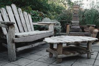 Jak zrobić meble ogrodowe z drewna? Postarzana deska - świetny materiał na meble do ogrodu!