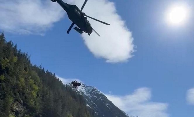 Przygniótł go 300-kilogramowy głaz i żyje! Zobacz zdjęcia z akcji ratunkowej