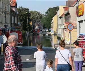 Rzeka Bóbr wdarła się na ulice Żagania