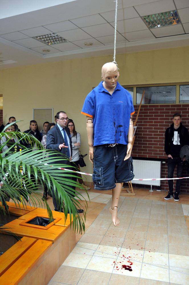 Wisielec w Patio WSPiA, czyli symulowane oględziny miejsca zdarzenia