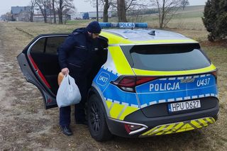 Nie tylko egzekwują prawo, ale także niosą pomoc. Policjanci z Wielkopolski otoczyli pomocą bezdomnego