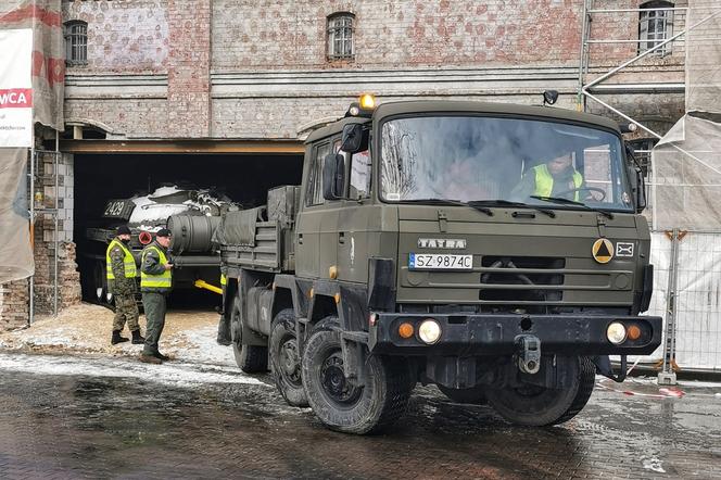 Katowice: Do kopalni "Wujek" wjechał czołg. To nowy eksponat muzealny [ZDJĘCIA]
