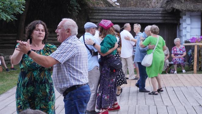 Sielanka na parkiecie w Muzeum Wsi Lubelskiej pod gołym niebem! Za nami kolejna potańcówka w rytmie miejskiego folkloru z Warszawy i Lwowa