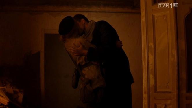 Stulecie Winnych 2 sezon odc. 20: ksiądz Ignacy Winny (Lesław Żurek), Krysia (Erika Karkuszewska)