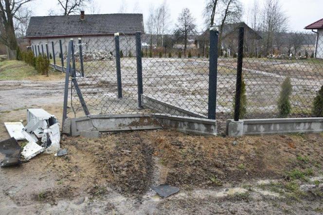 PIJANY kierowca STARANOWAŁ ogrodzenie i pozbawił rodzinę prądu! Swoje punto porzucił w lesie