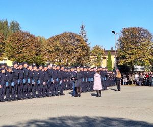 Uroczyste zakończenie szkolenia policyjnego w Katowicach. Ponad 200 nowych policjnatów