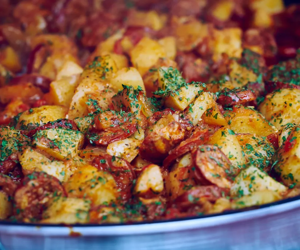 Ziemniaczany garnek z kiełbasą. Prosty obiad z szybkowara lub piekarnika