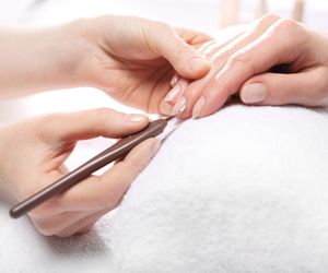 Przedłużanie paznokci różnymi metodami. Którą wybrać?