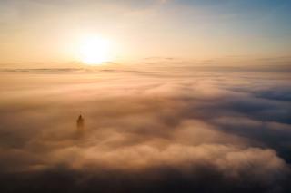 Wow! Ogromna mgła przykryła mazurskie miasteczko. Zobacz niesamowite fotografie