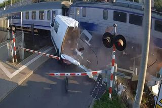 Pociąg rozerwał dostawczego busa na strzępy! Przerażające nagranie z przejazdu kolejowego pod Krakowem