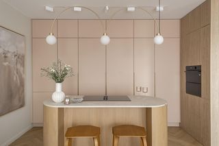 Ta kuchnia to jeden z najgorętszych trendów! Pudrowe kolory i inteligentne rozwiązania. Widzisz zlew?