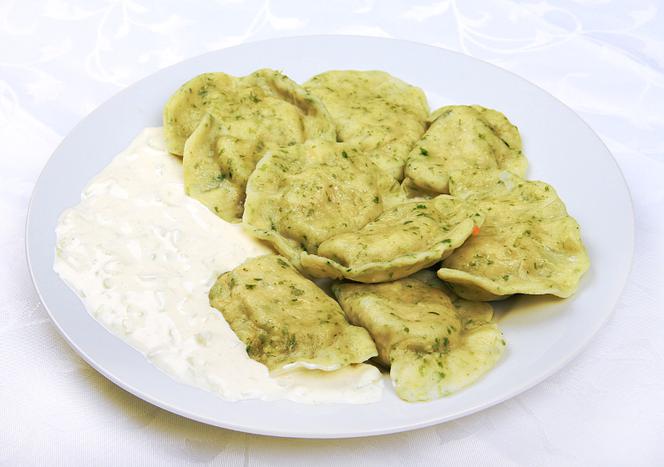 Pierogi z kurczakiem w cieście szpinakowym