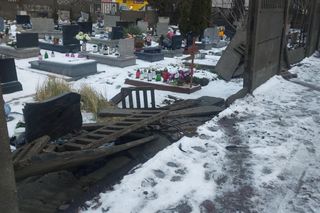 Zniszczone ogrodzenie cmentarza w Tarnowskich Górach
