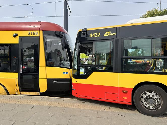 Czołowe zderzenie autobusu miejskiego z tramwajem. Kierowca zasłabł za kierownicą