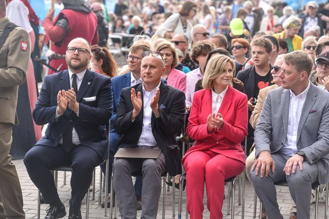 Kolorowa parada na otwarcie Dni Torunia. Przeszła przez serce toruńskiej starówki