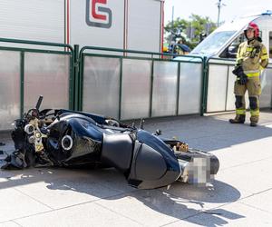 Motocyklista wjechał w przystanek