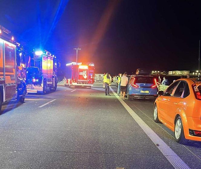 Wypadek na autostradzie A1. Dachował dostawczak