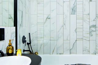 Czarno-biała łazienka z marmurem i złotymi dodatkami