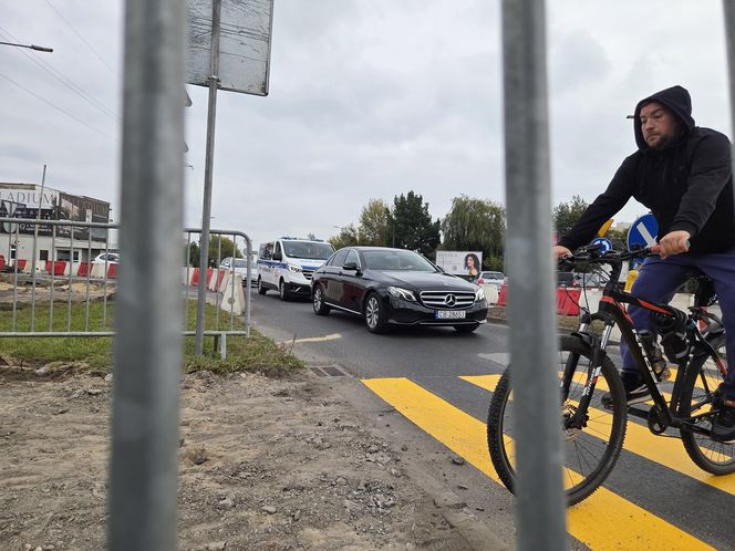 Tak się teraz jeździ na osiedlu Leśnym. Utrudnienia dla kierowców i pasażerów!