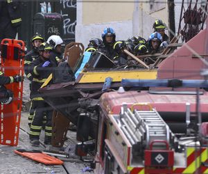 Katastrofa kolejki turystycznej! Wypadła z szyn i gruchnęła w budynek. Co najmniej 15 osób nie żyje!