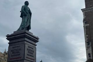 Na krakowskim Rynku stanął nowy pomnik Adama Mickiewicza. Skąd się tam wziął? [ZDJĘCIA]