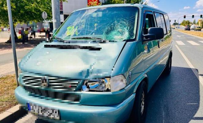 Bus potrącił kobietę. Było wielu świadków, ale długo nikt nie reagował!