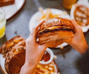 Domowy burger z żółtym serem! Te rodzaje sera są tanie i wyśmienite!