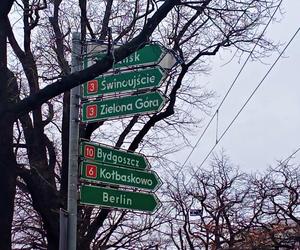 Drogowskaz w centrum Szczecina wskazuje błędne kierunki