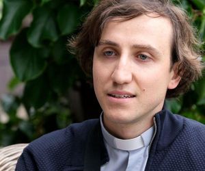 	M jak miłość odc. 1825. Ksiądz Grzegorz (Paweł Janyst)