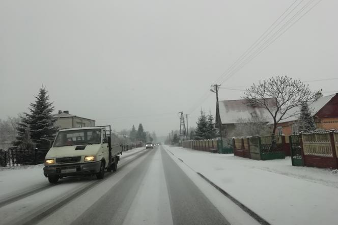 Grójec bez śniegu, białe drogi w innych powiatach. Gdzie posypało w regionie? [GALERIA]