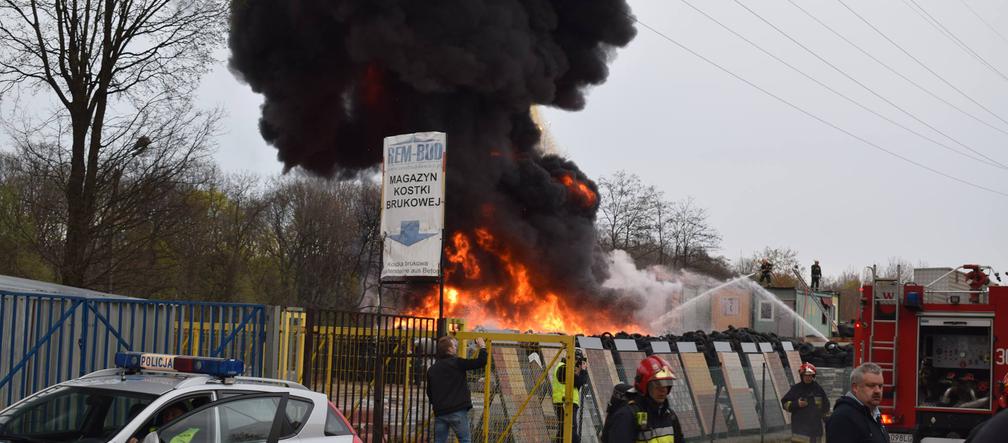 Pożar na składowisku opon na Tuwima w Łodzi