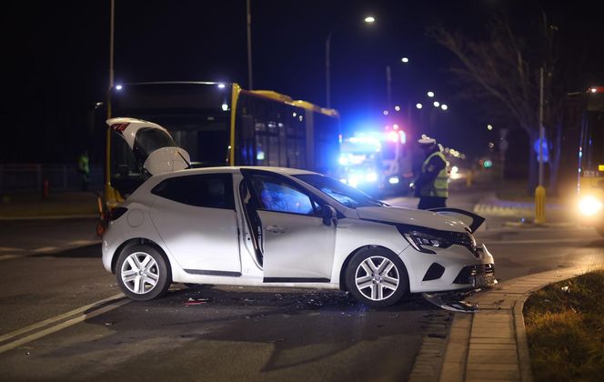 Zderzenie autobusu z osobowym renaultem