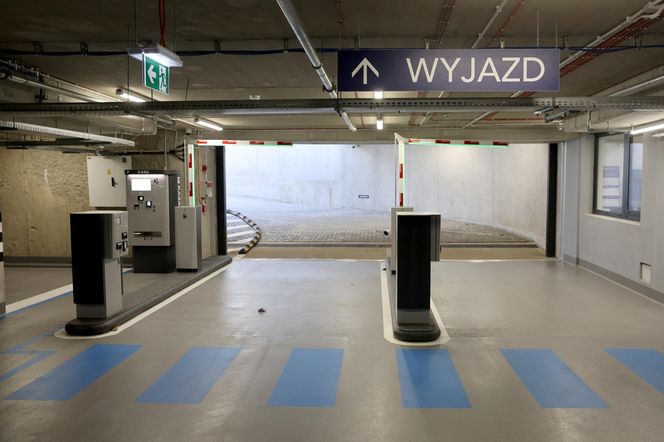 Byliśmy w podziemnym parkingu w Warszawie. Ładowarki dla elektryków, cztery poziomy i 7,5 zł za godzinę