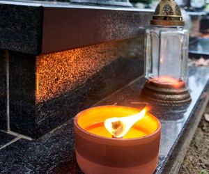 Ekologiczne znicze nagrobne –  te zalewane gliniane i ceramiczne są bardziej eko niż tzw. lampiony