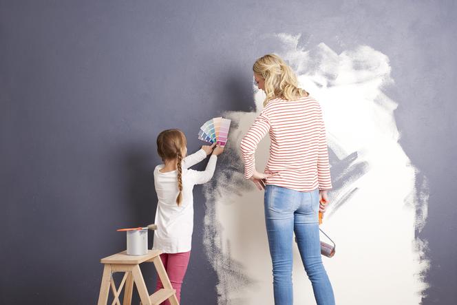 Odnawianie pokoju dziecka - co jest lepsze: farba czy tapeta i ile to kosztuje?