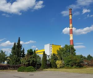 ​Najwyższa budowla w Lesznie przechodzi malowanie. Komin MPEC-u jak nowy