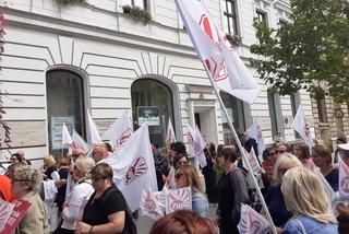  Przed Urzędem Wojewodzkim w Łodzi protestowali nauczyciele z ZNP!