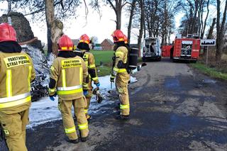 Wielkopolskie. Kobieta i mężczyzna uwięzieni w płomieniach! Uratował ich przejeźdzający obok strażak [ZDJĘCIA]