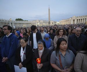 Hołdy na Placu Świętego Piotra.