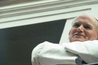 Komorowski z prześcieradłem witał Jana Pawła II