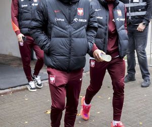 Reprezentacja zmokła na spacerze. Lewandowski się krył przed deszczem