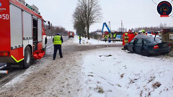 Huknął oplem w przepust wodny i ogrodzenie posesji. Pasażer nie żyje, kierowca w szpitalu