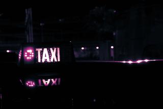 Nocny atak na taksówkarza w Kielcach. Cios w głowę butelką zamiast zapłaty!