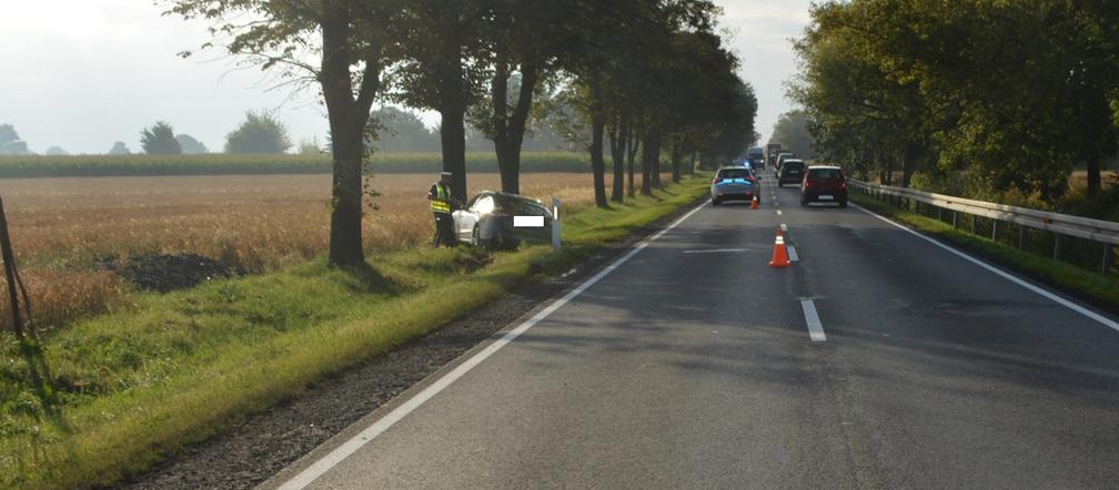 Groźny wypadek w powiecie radziejowskim. 65-letni kierowca uderzył w drzewo! [ZDJĘCIA]