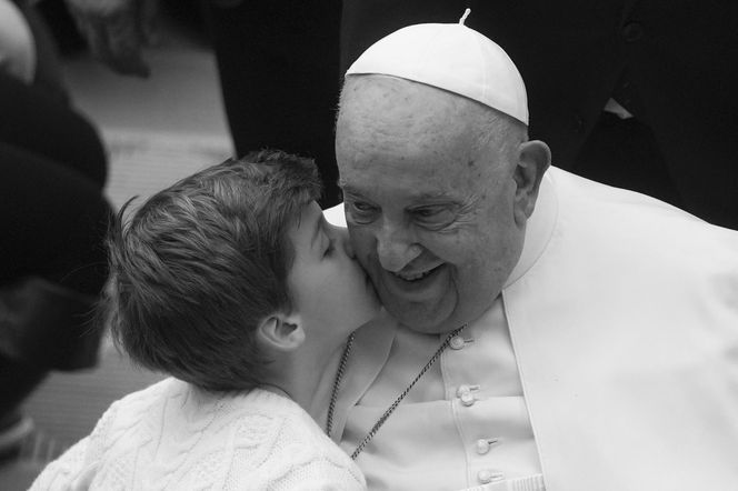 Papież Franciszek nie żyje.