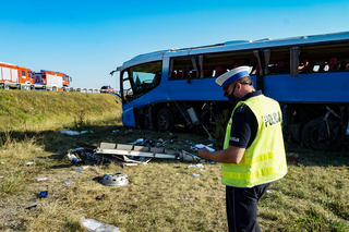 Stanisławie: DRAMAT na A1. Autokar z dziećmi wypadł z drogi i KOZIOŁKOWAŁ. Wypadek A1