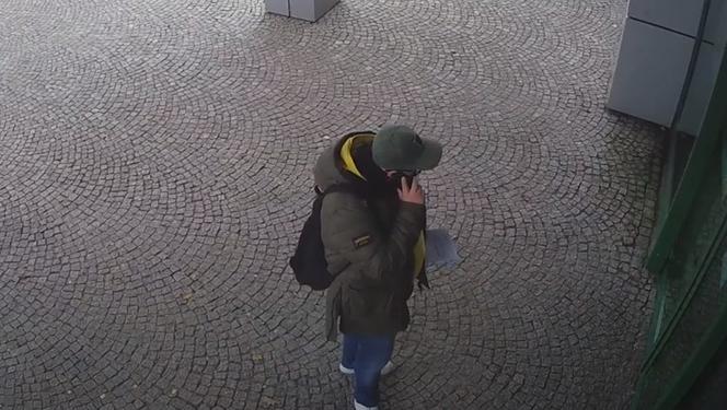 Policjanci z Torunia szukają złodzieja! Rozpoznajesz go? Powiadom służby!