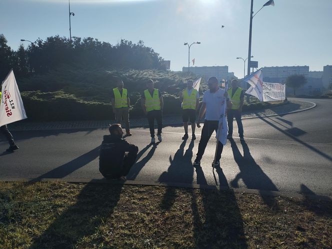 Protest górników w Jastrzębiu-Zdroju. Blokują kluczowe rondo i główne drogi