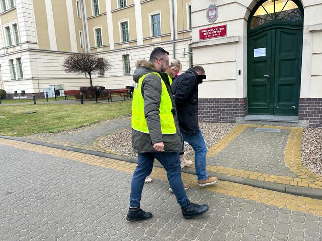 Rabuś z Ostródy napadł na stację. Zamiast wielkiej fortuny, zabrał białego misia